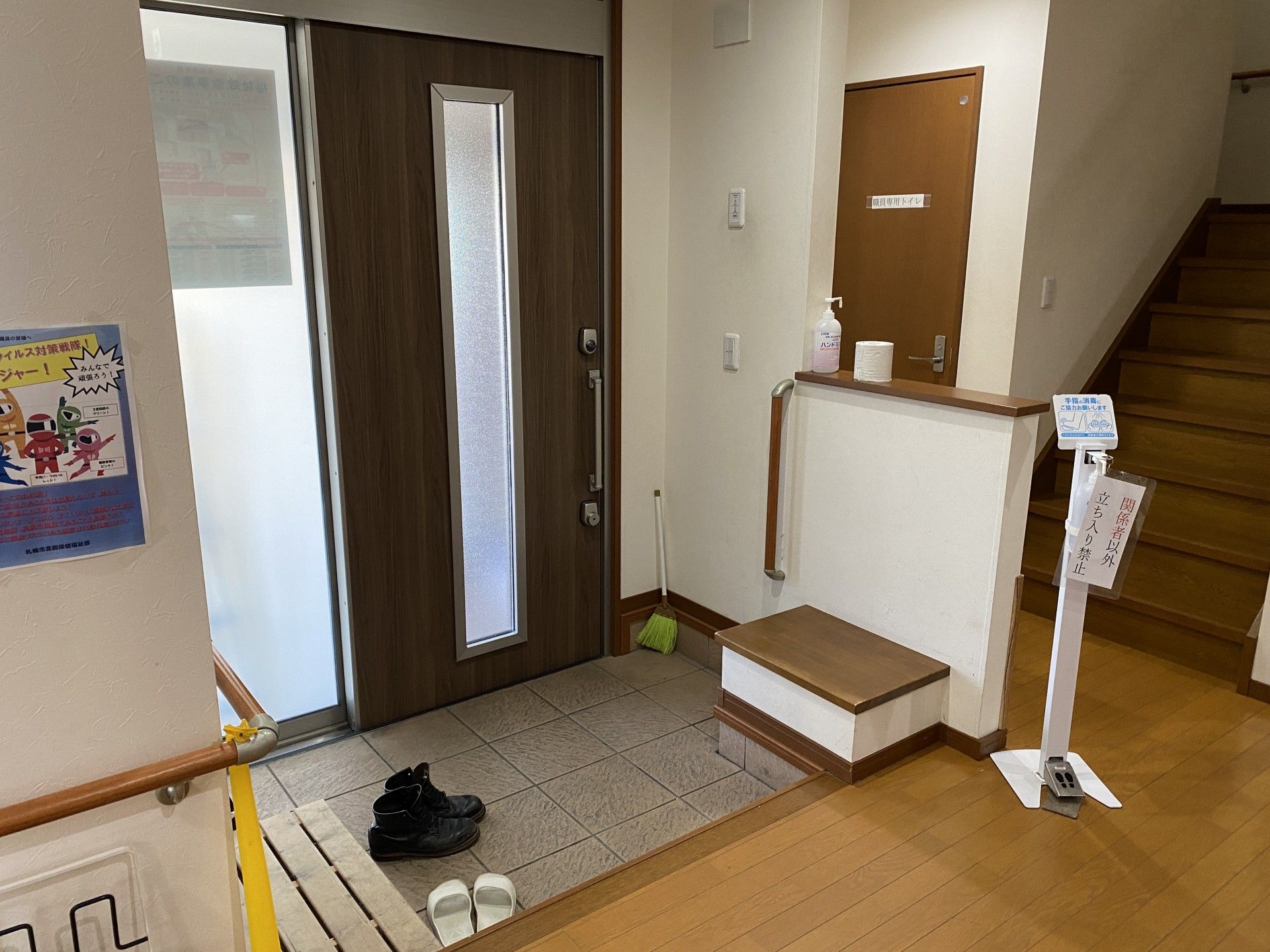 入口付近の明るいエントランス