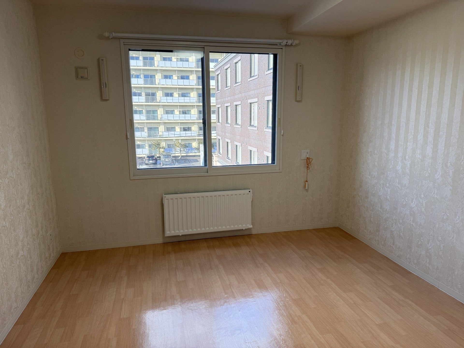 窓際の明るい部屋