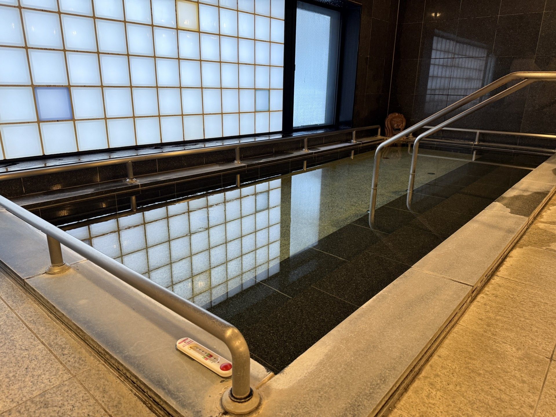 手すり付きの浴槽