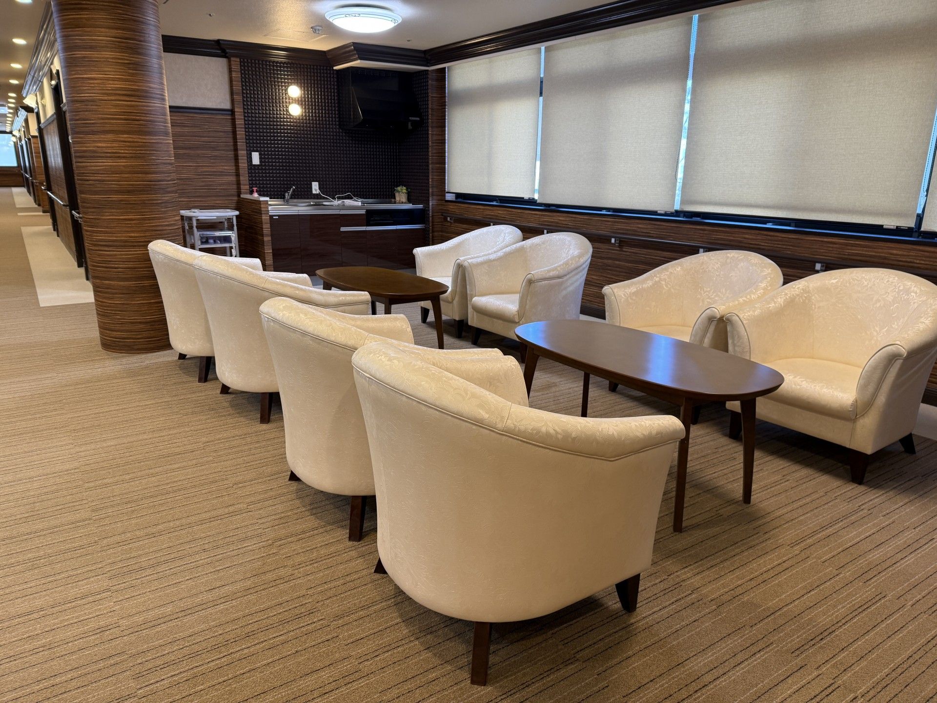 落ち着いた雰囲気のラウンジ