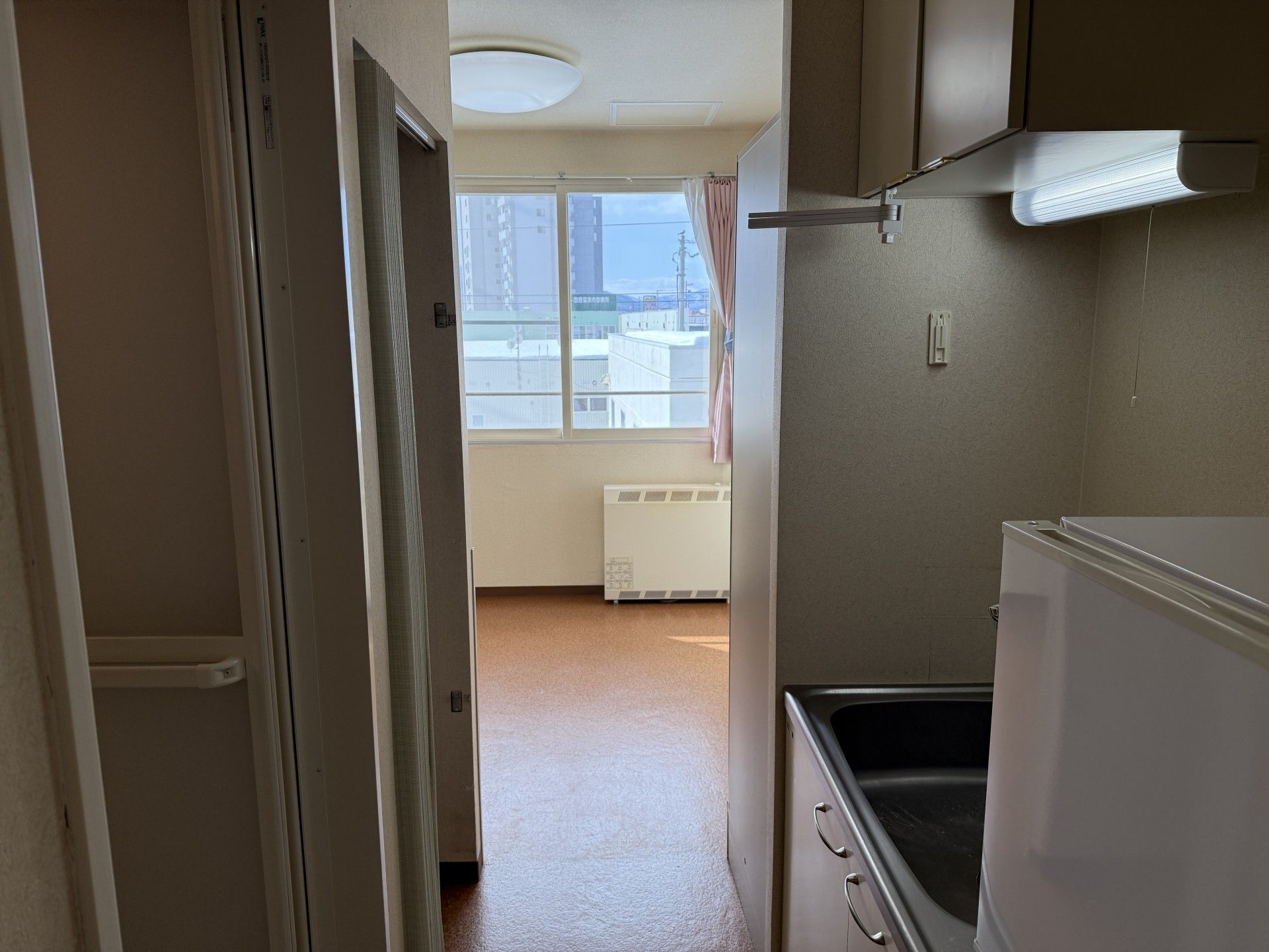 明るい窓辺のある部屋