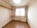 窓際の明るい部屋