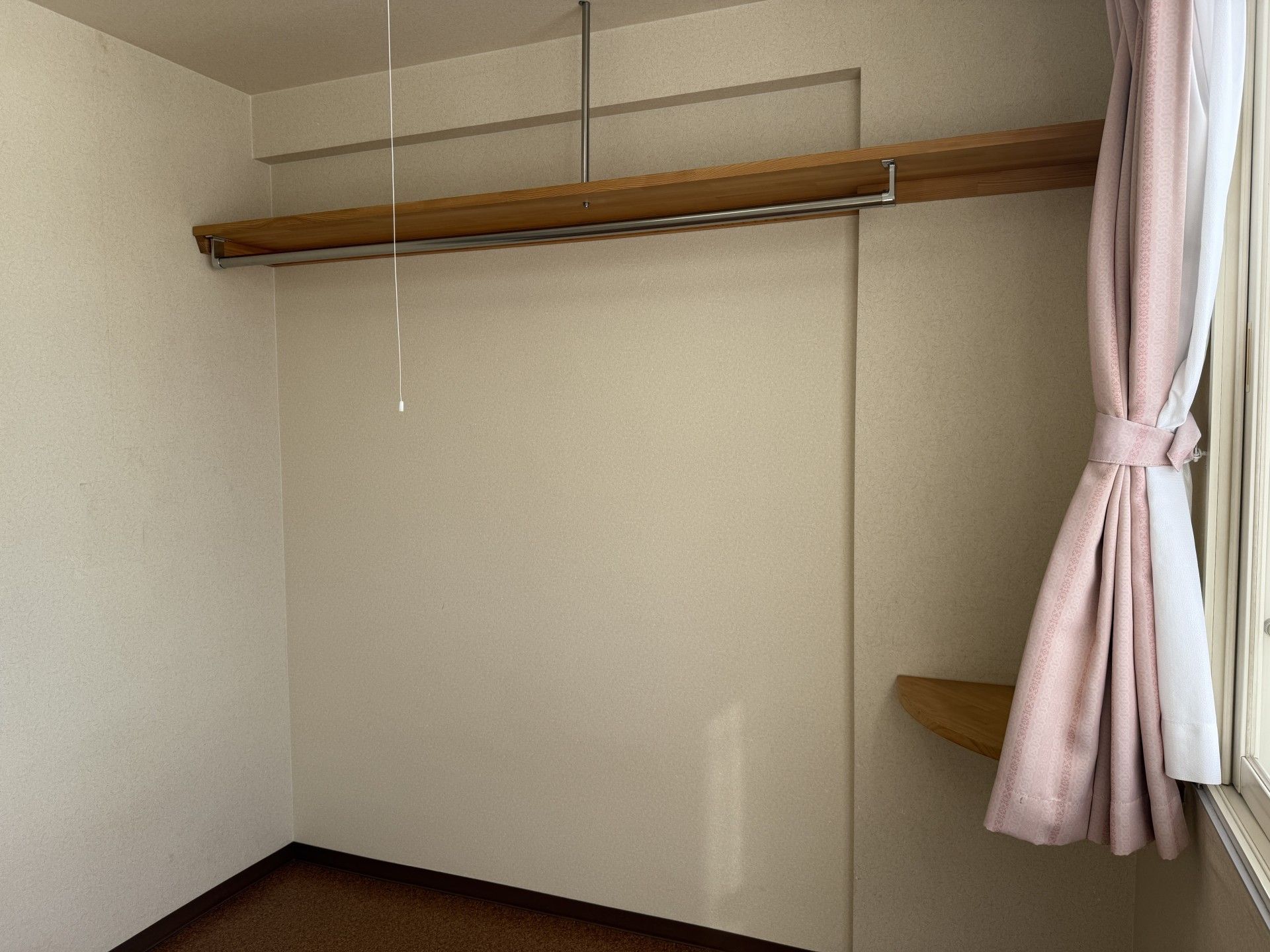 日差しが差し込む部屋