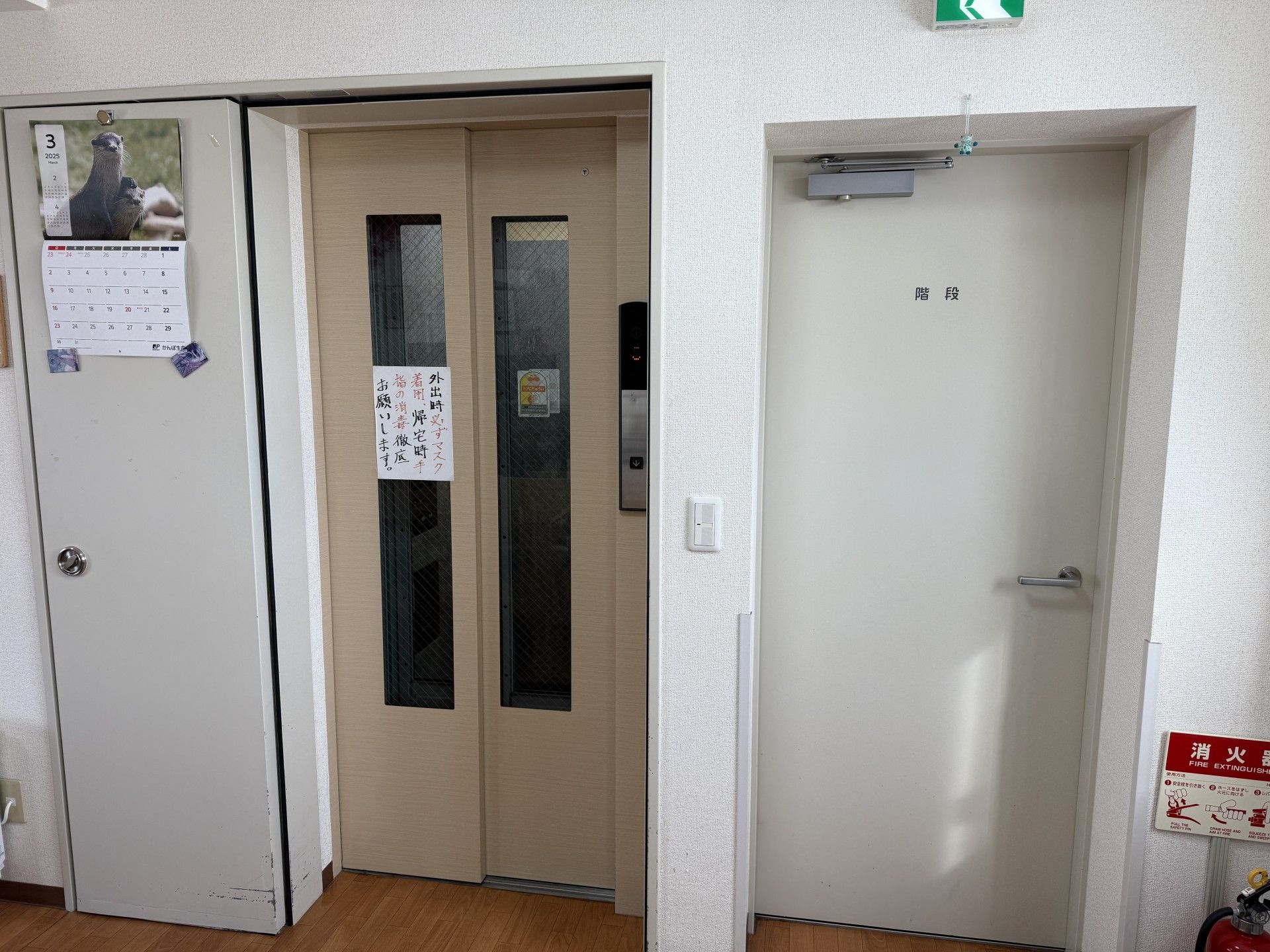 エレベーターと階段の扉