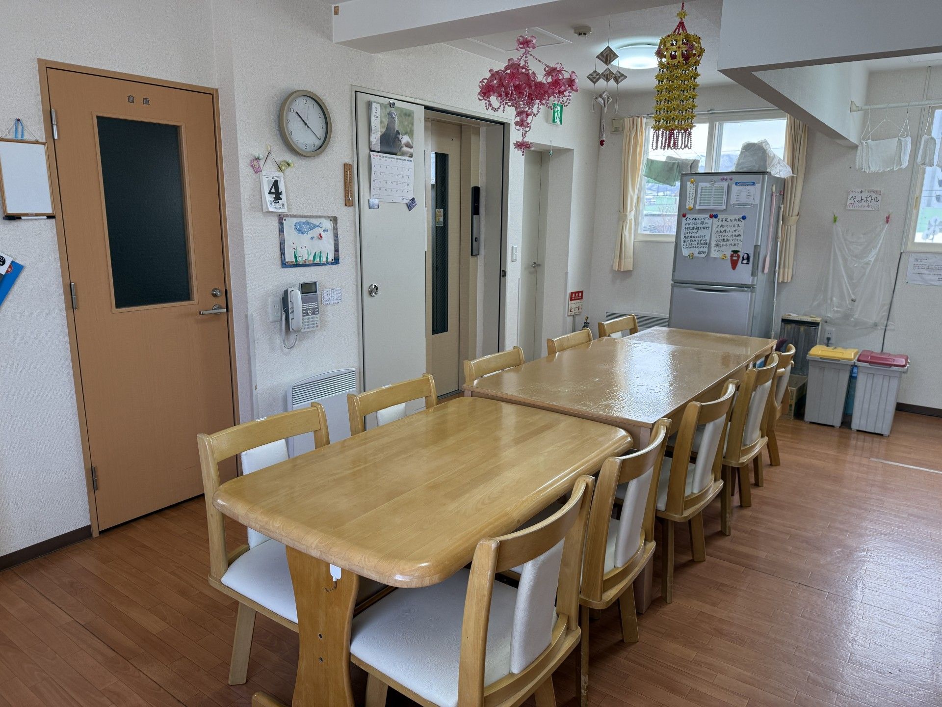 長テーブルと椅子のある部屋