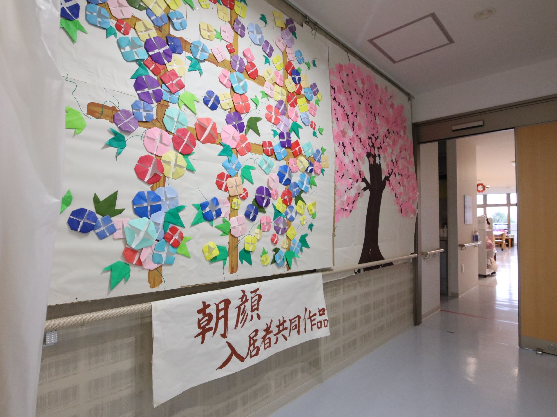壁に展示された大きな貼り絵