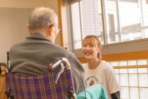笑顔で会話する場面