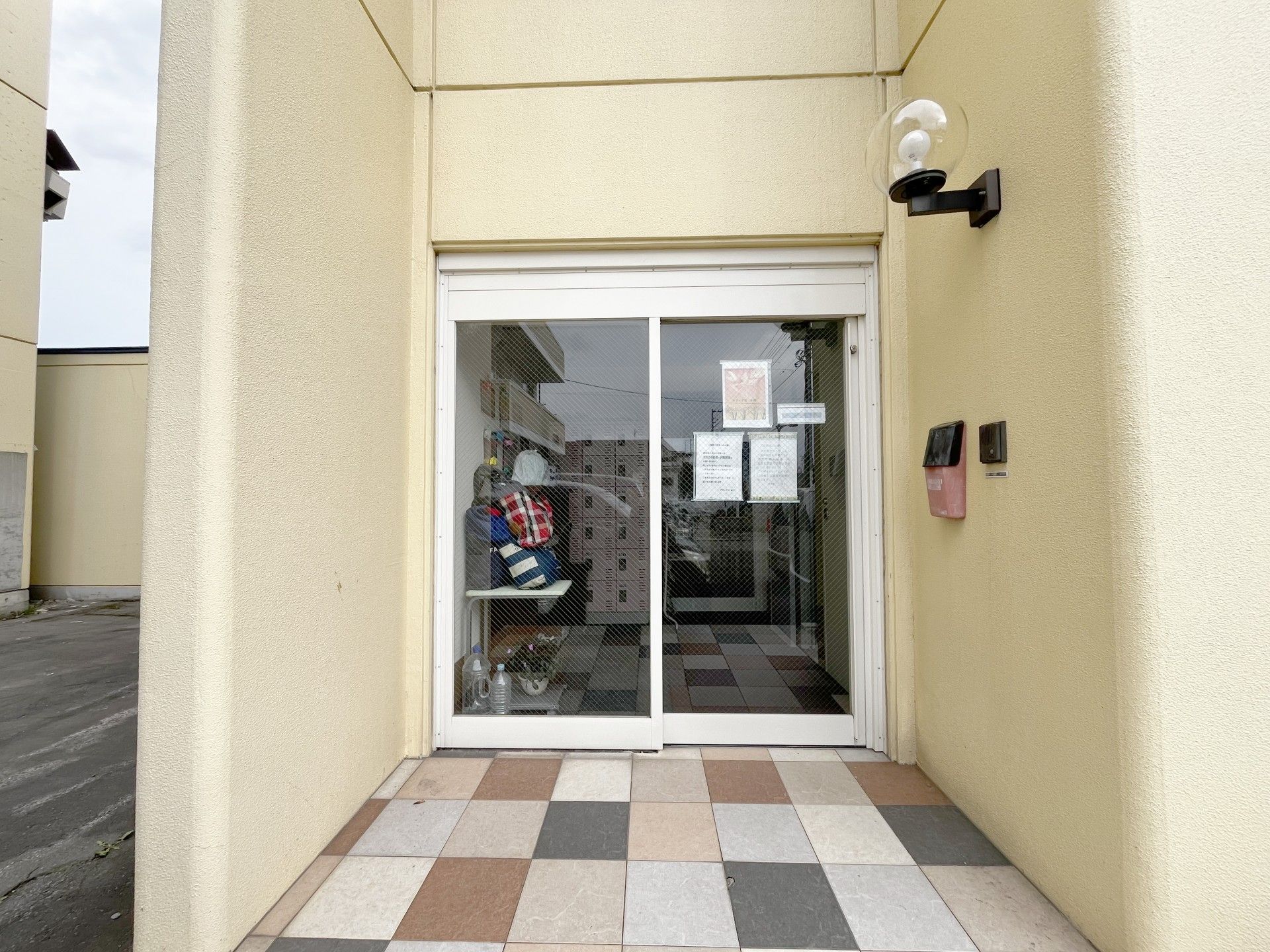 ガラス扉のエントランス