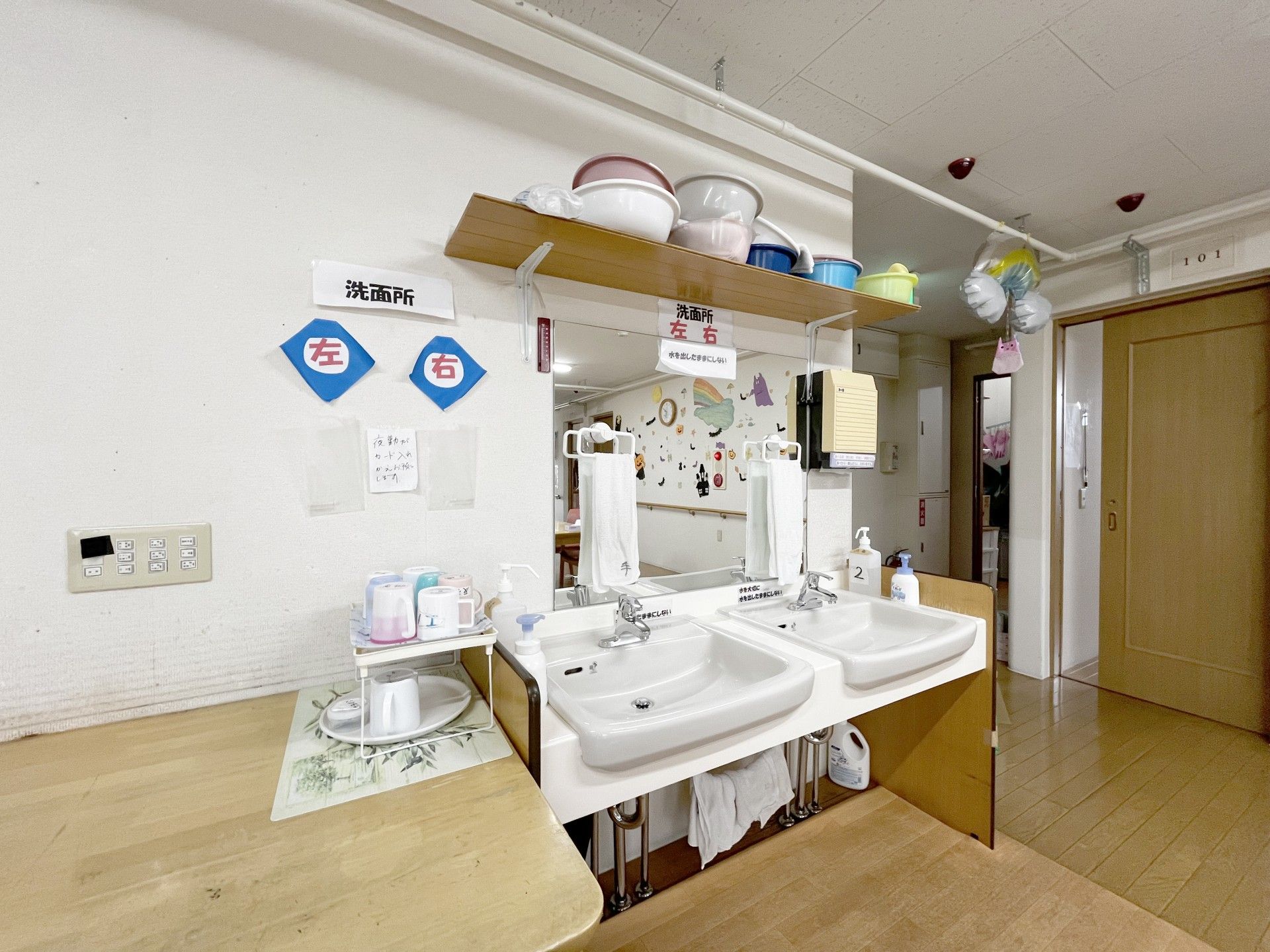 洗面台と収納棚