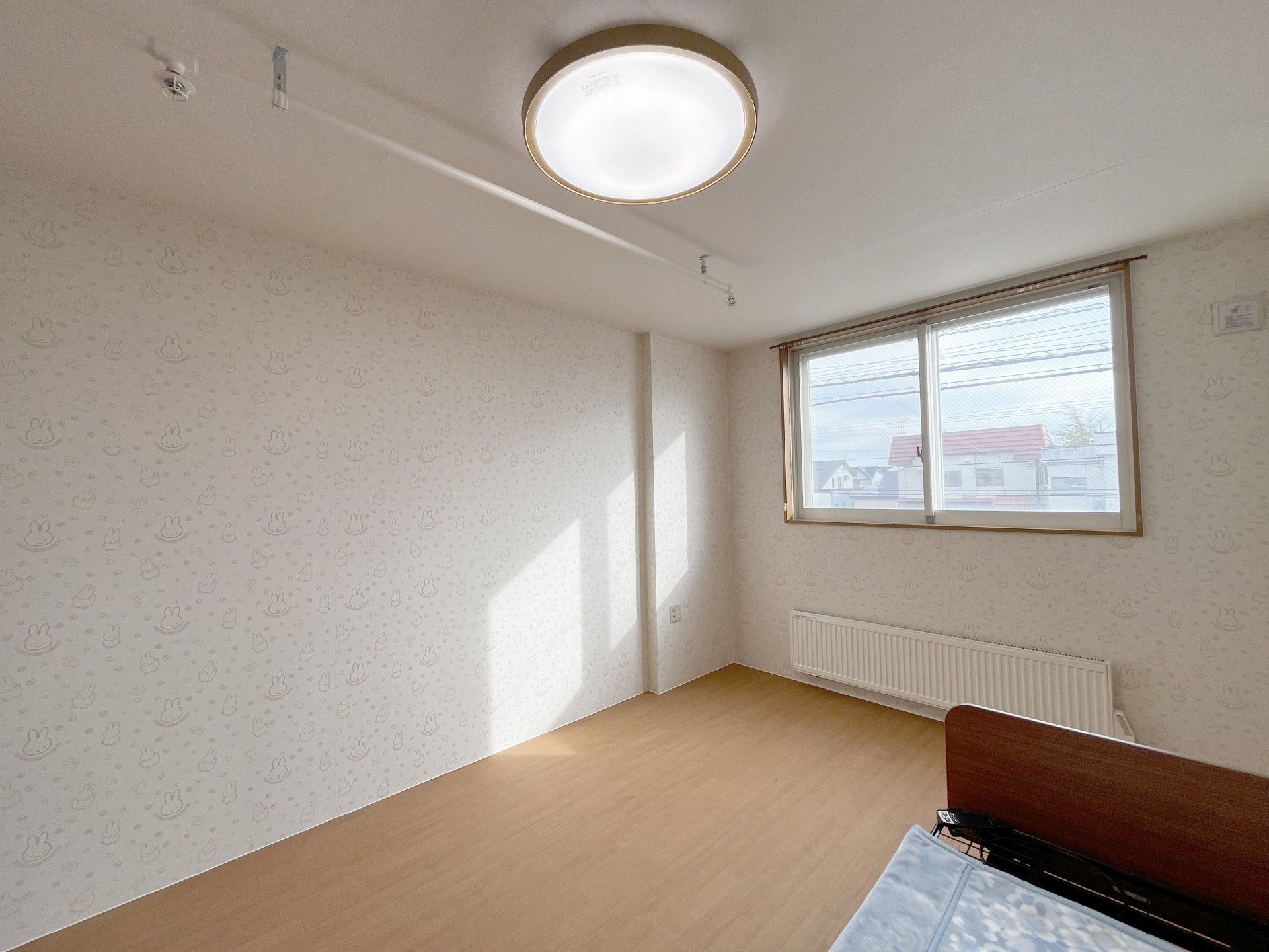 日差しが差し込む個室