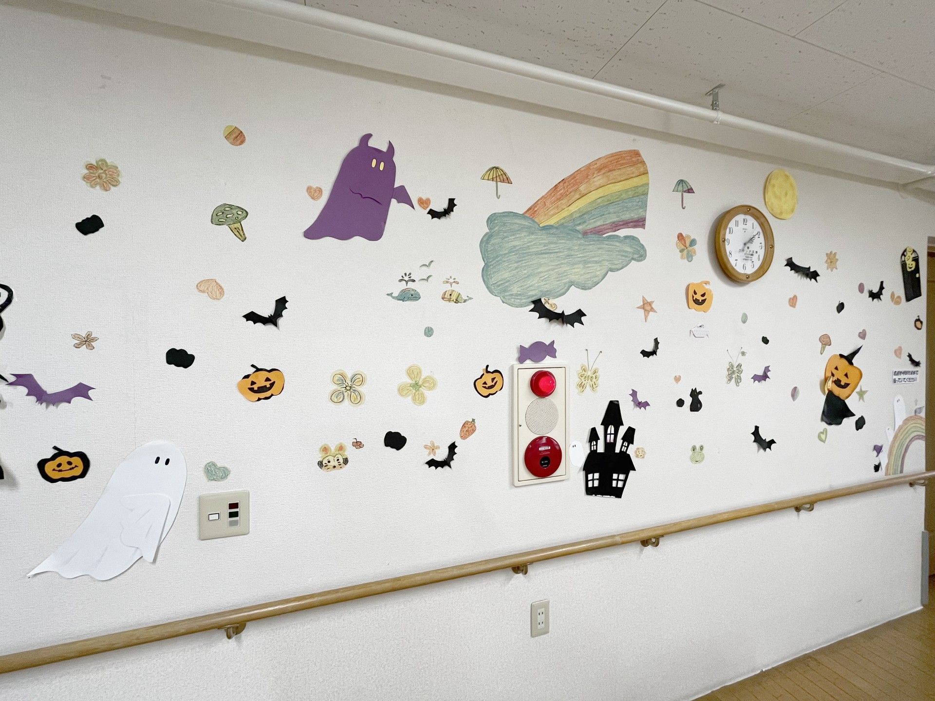 季節の飾りがある壁