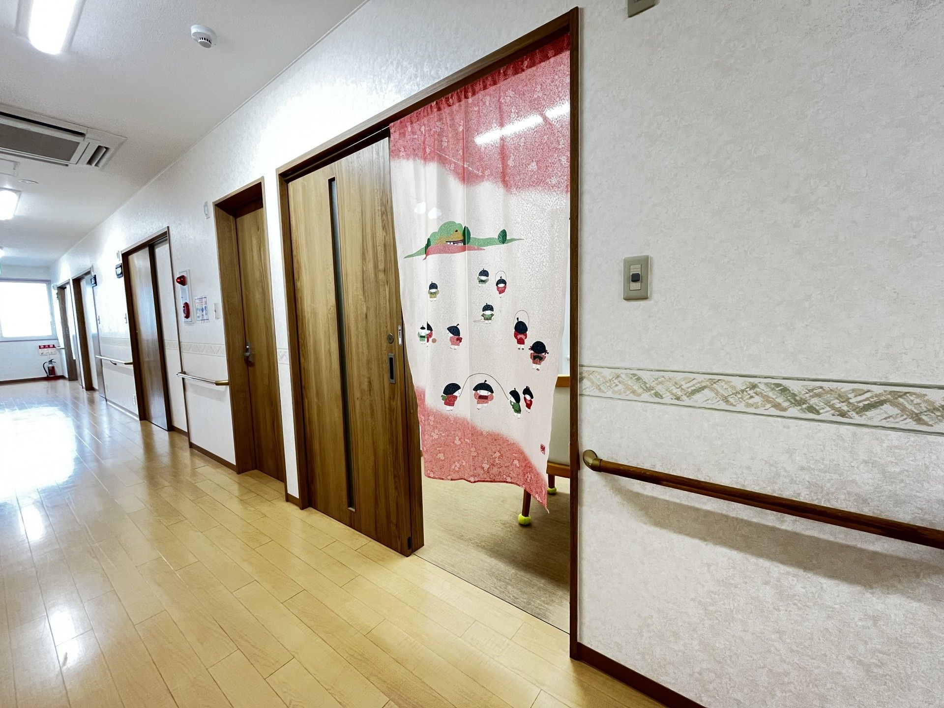 明るい廊下と和風のれん
