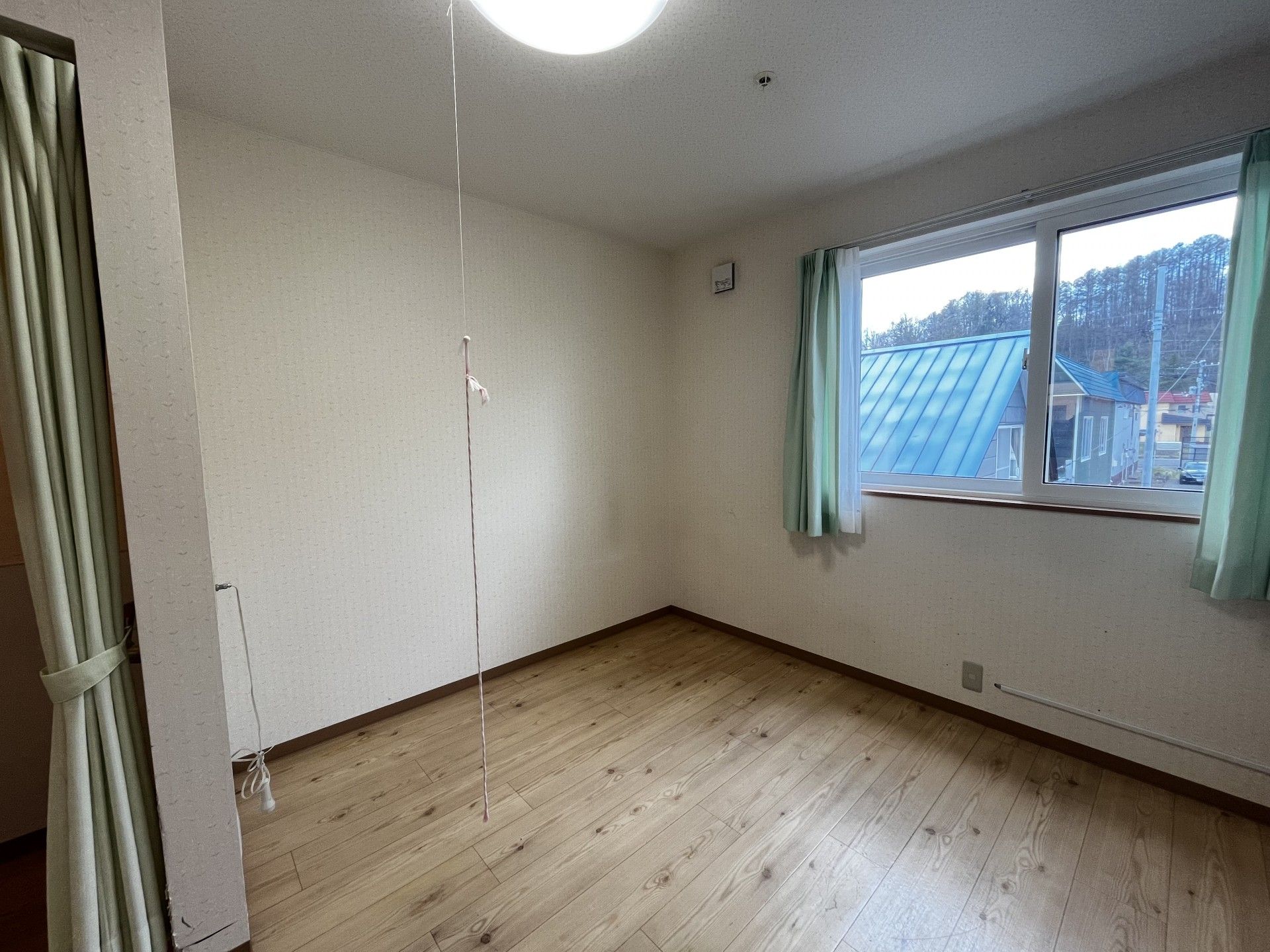 窓のある明るい部屋