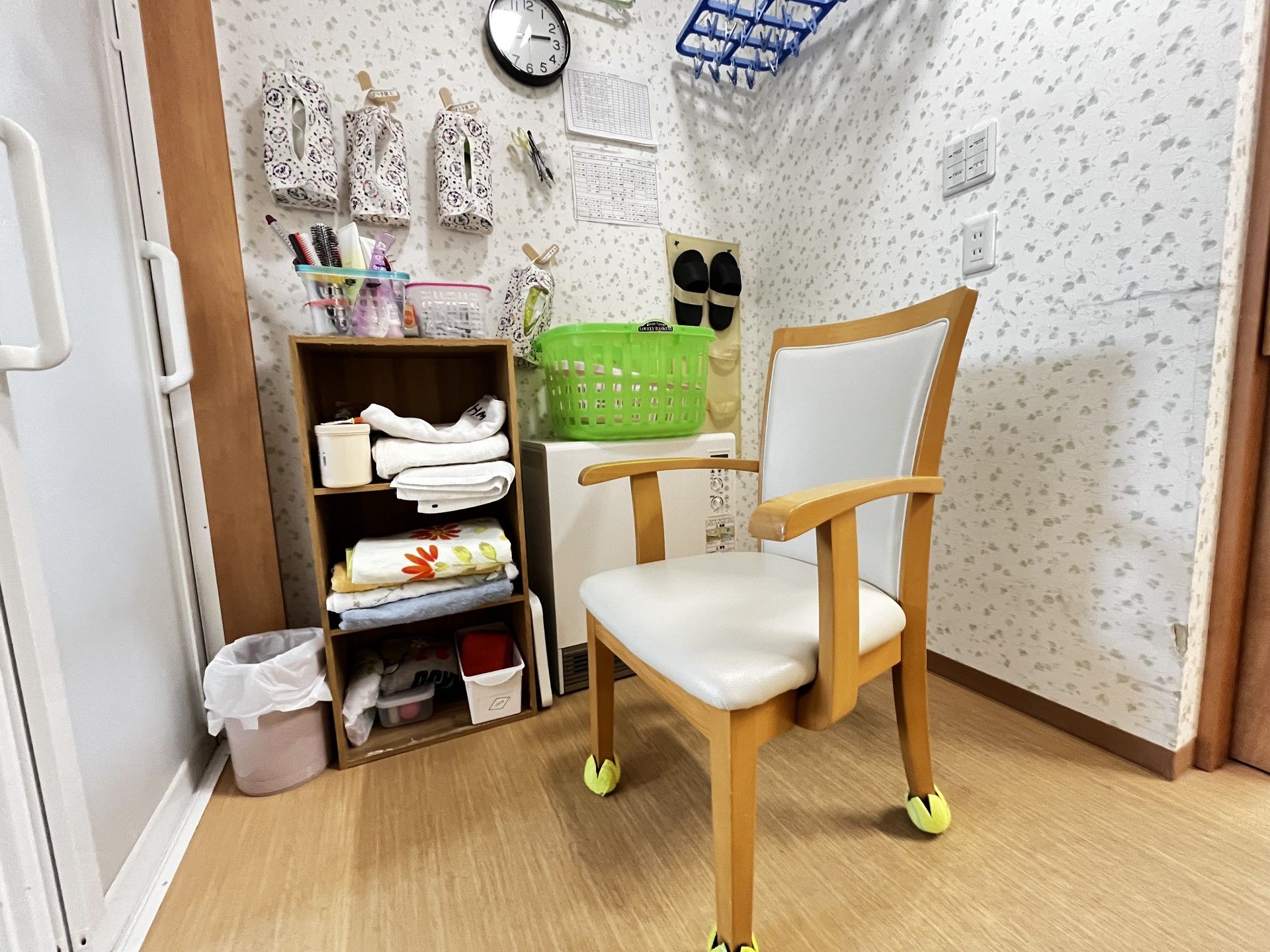 整理された棚と椅子の部屋