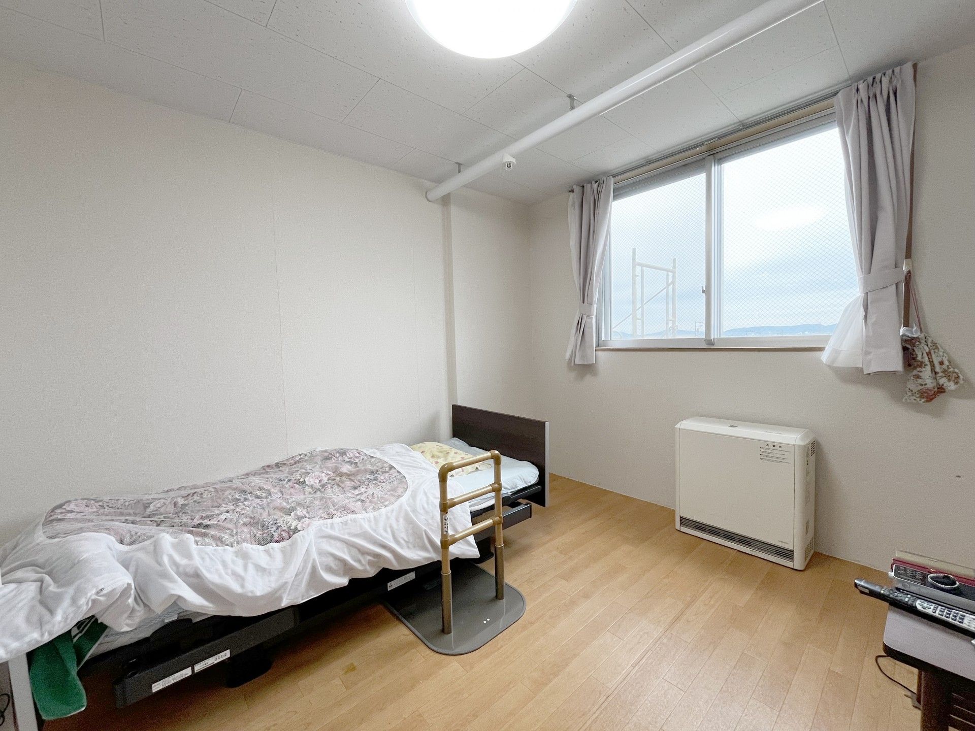 明るい個室のベッド