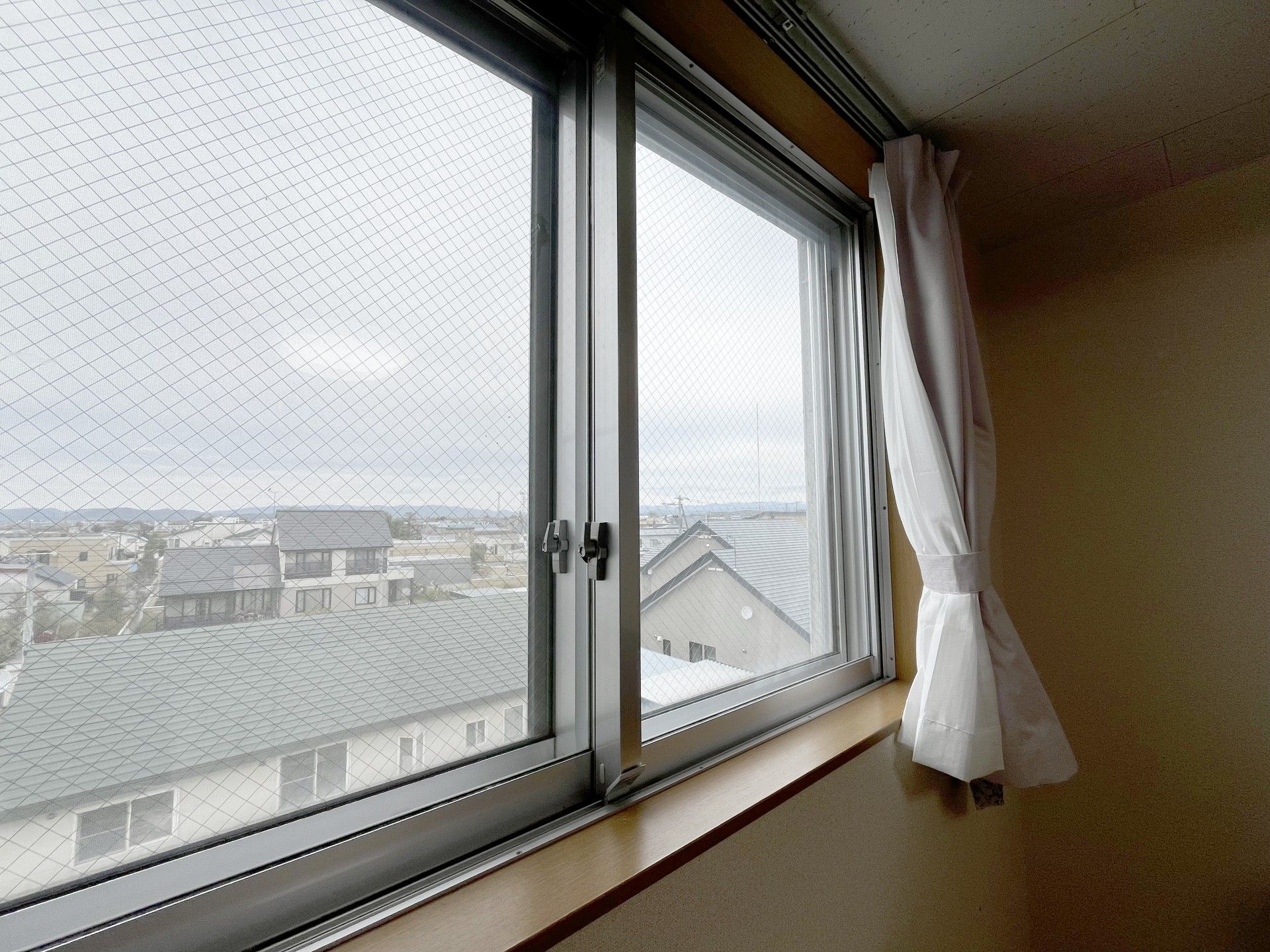 外の景色が見える窓