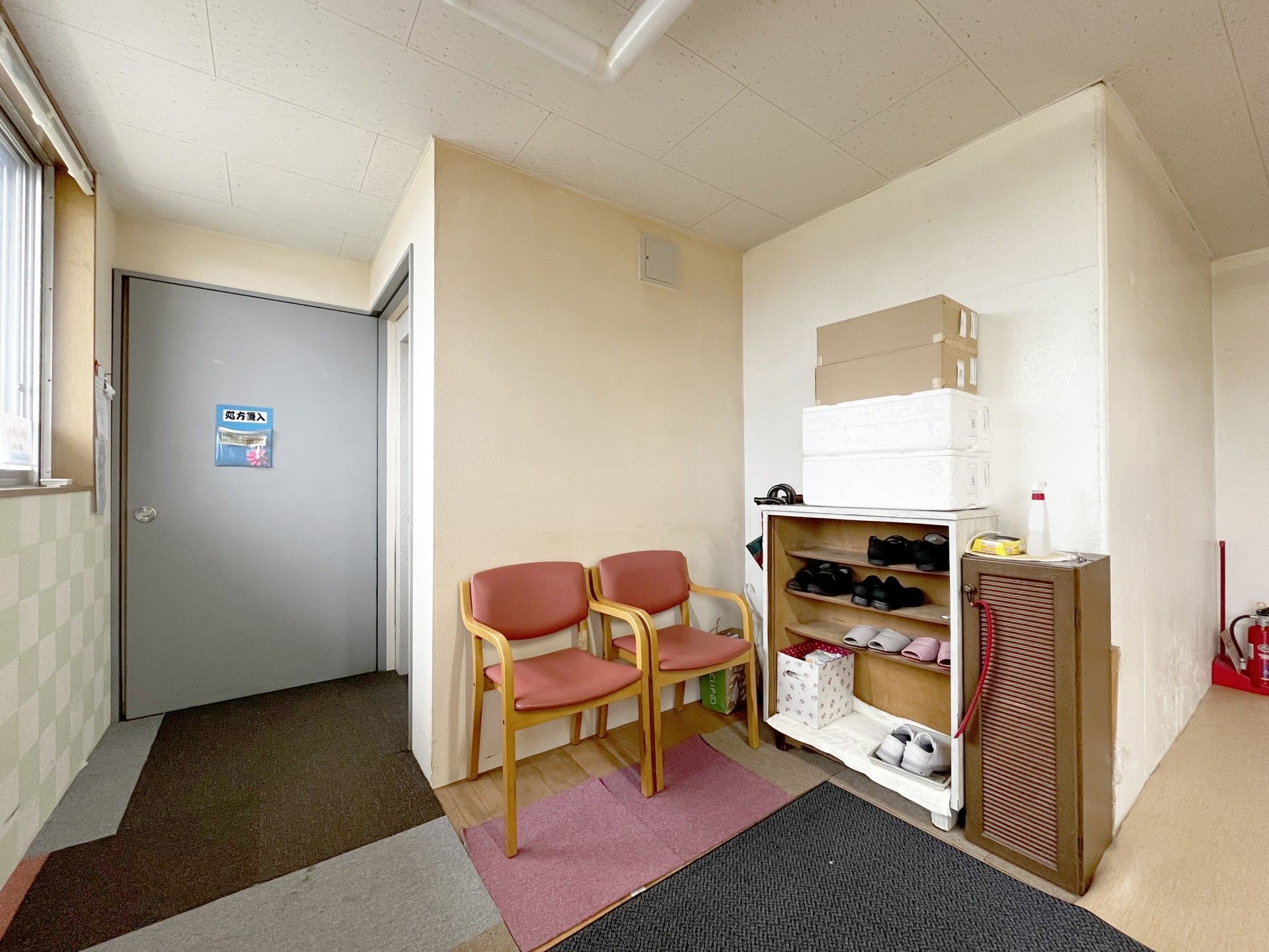 落ち着いた待合スペース