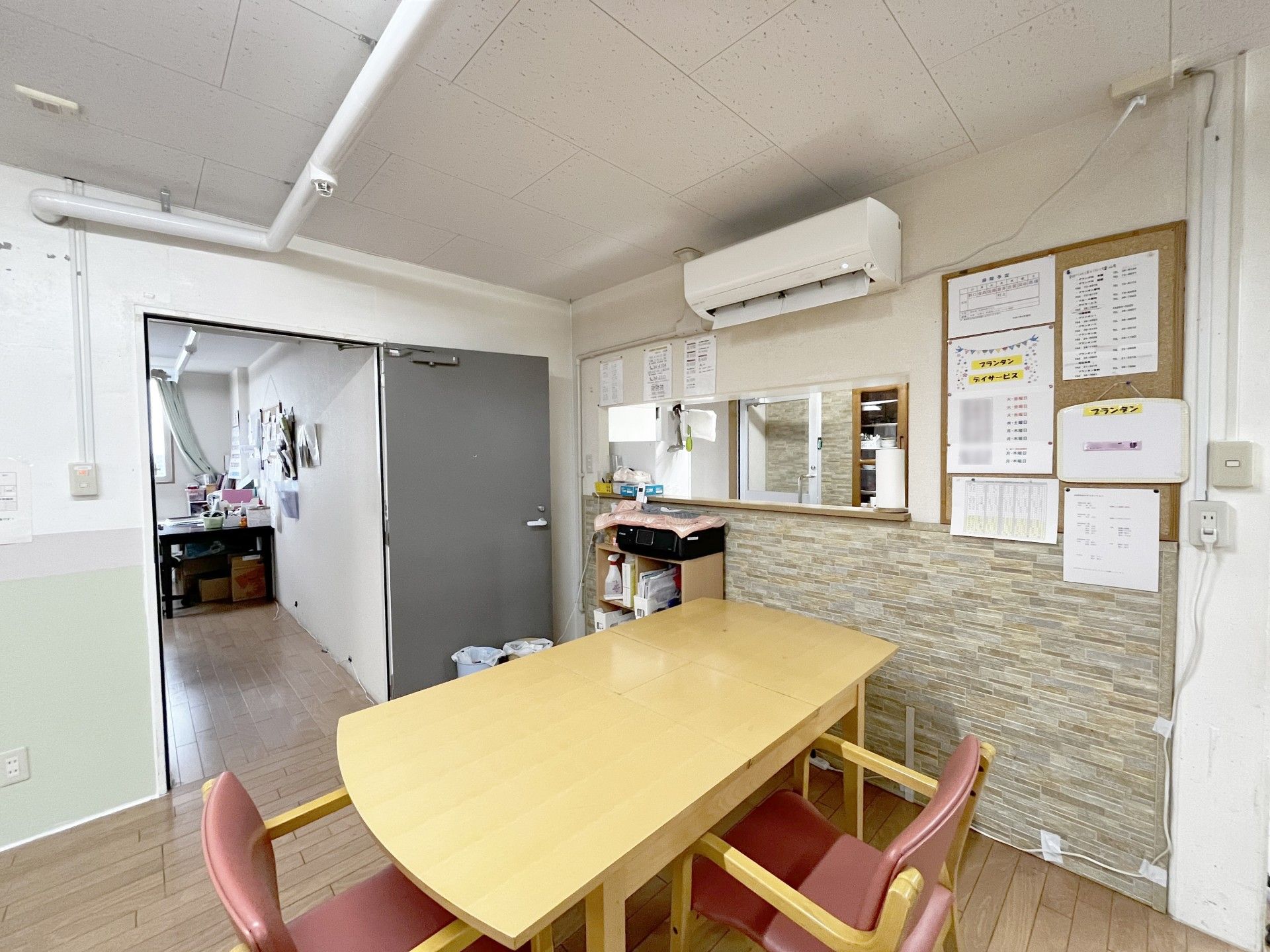 会議用テーブルと椅子の部屋