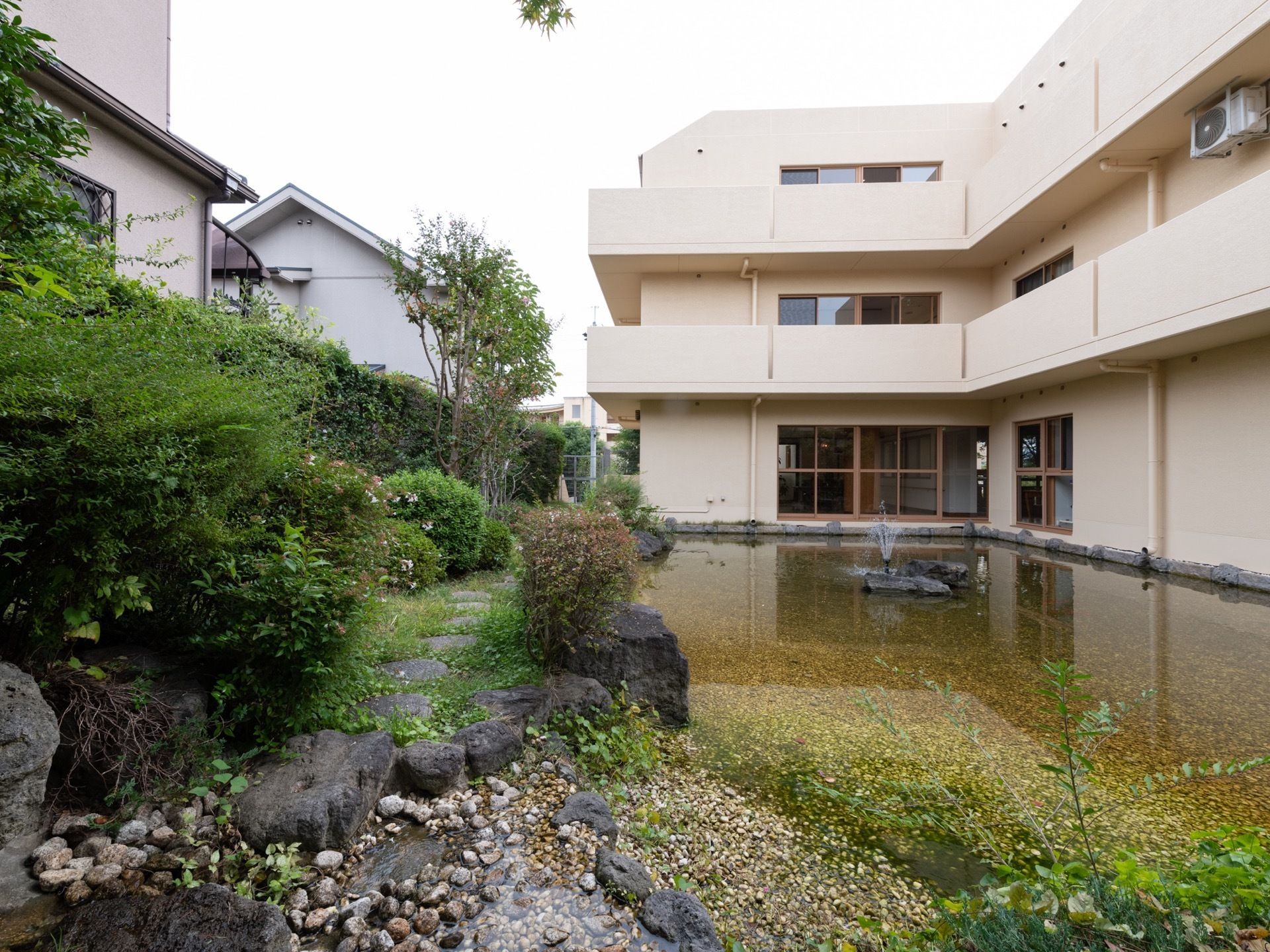 緑あふれる敷地である。日本庭園がきれいに整備されている。噴水が配置され、水深の浅い池も広がっている。