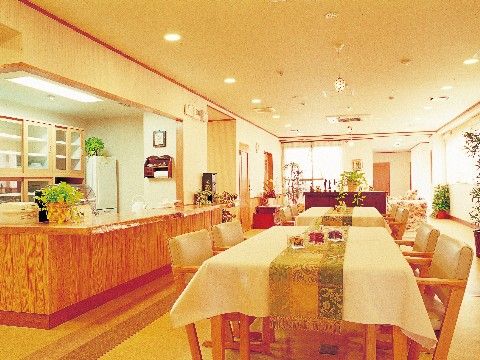 各テーブルにテーブルクロスとテーブルランナーが掛けられ設置されたダイニング