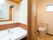 トイレのドアの外には洗面台が設置され、用事を一か所で完結できる、機能的な間取りになっている。台の淵に備品を配置できるようになっている。