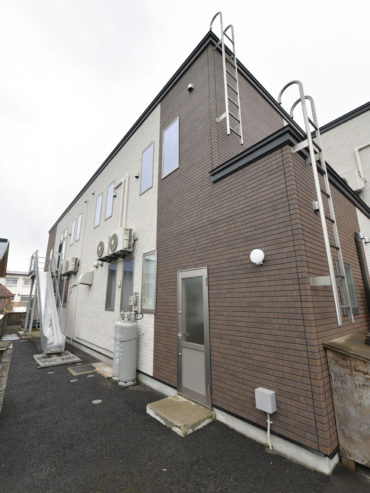 ツートーンカラーの2階建ての建物