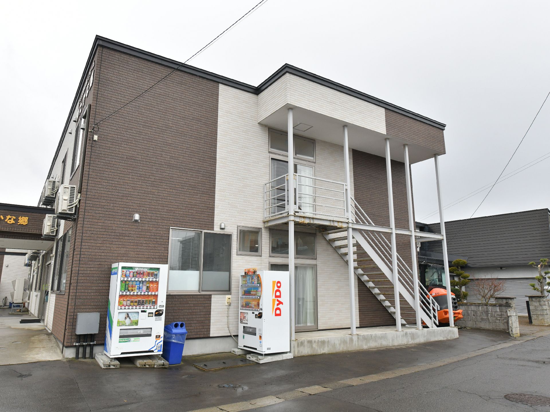 外階段が設置された2階建ての建物