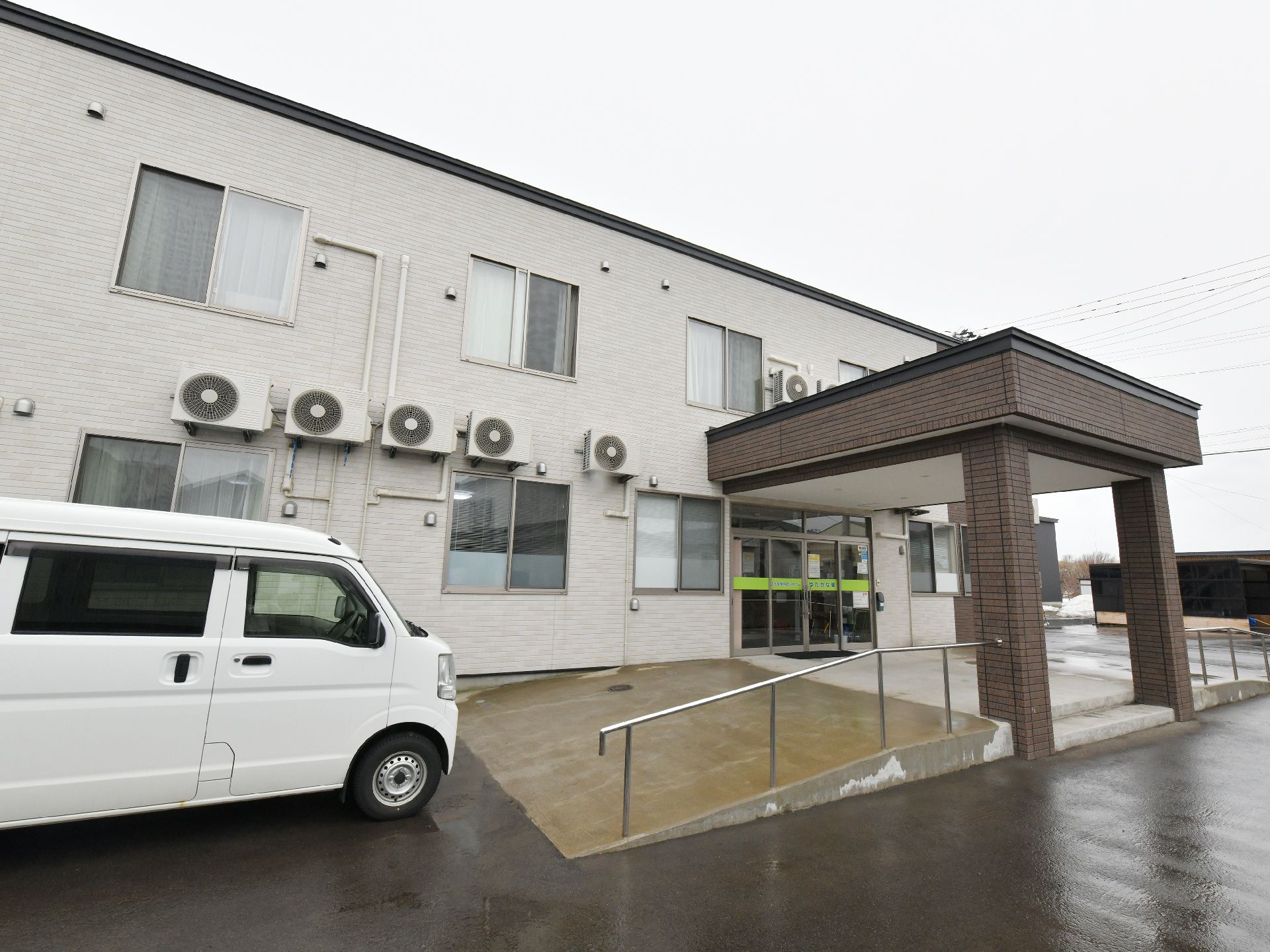 スロープが設置された2階建ての建物