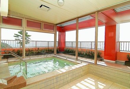 明るい浴室の風景