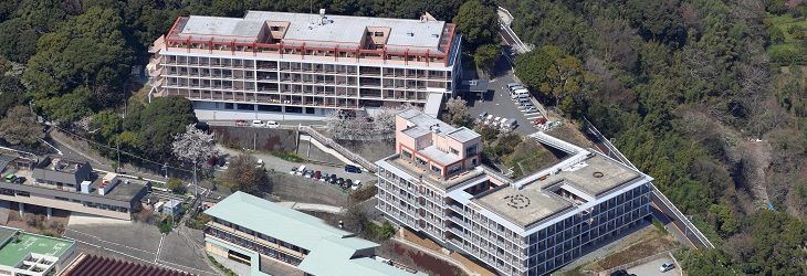 緑に囲まれた施設全景