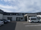 介護施設の外観と駐車場