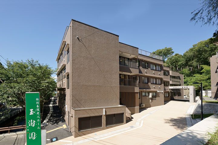 緑に囲まれた建物外観