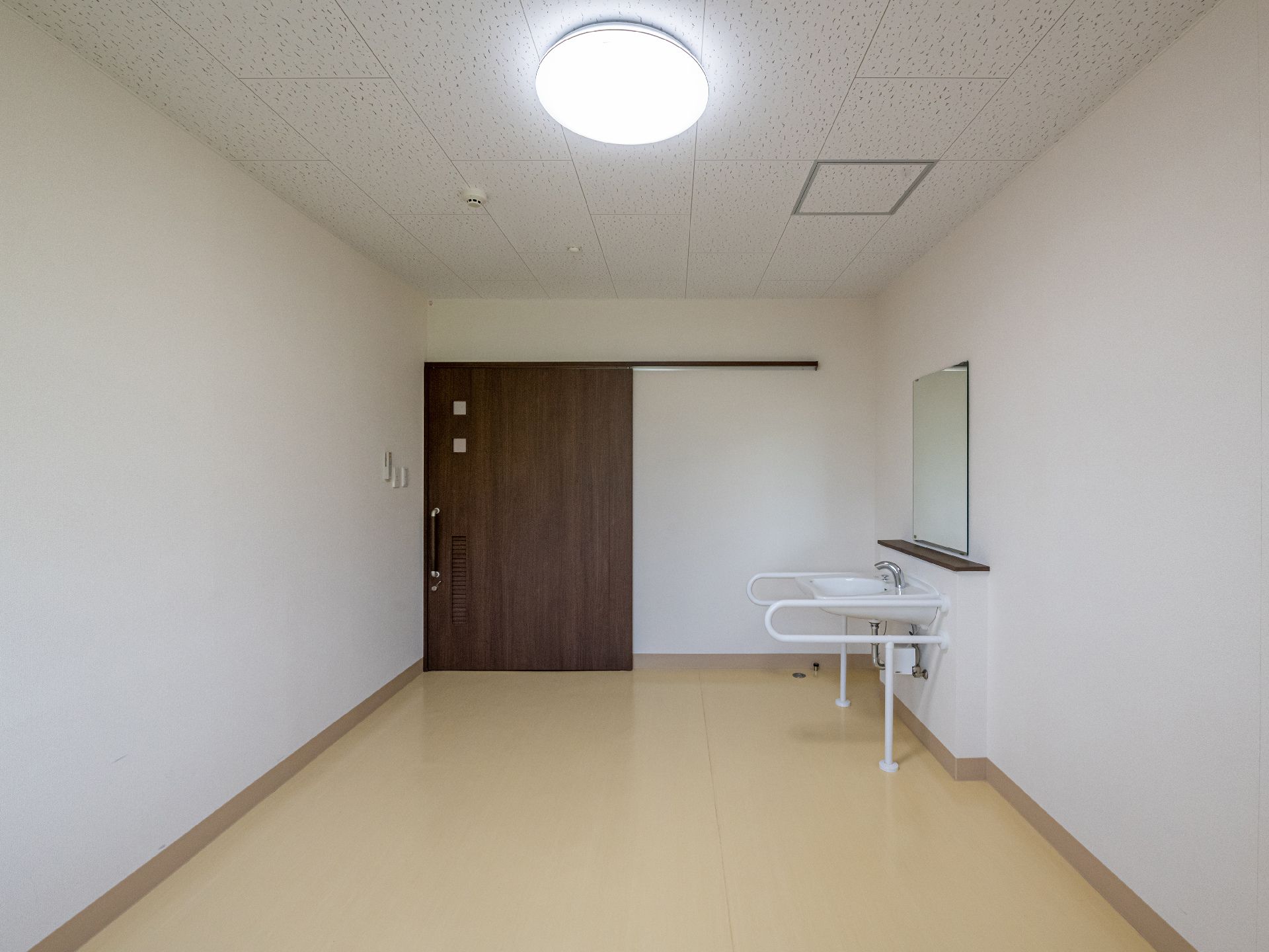 窓から多くの日差しが入り、家具を多く置くことのできる居室