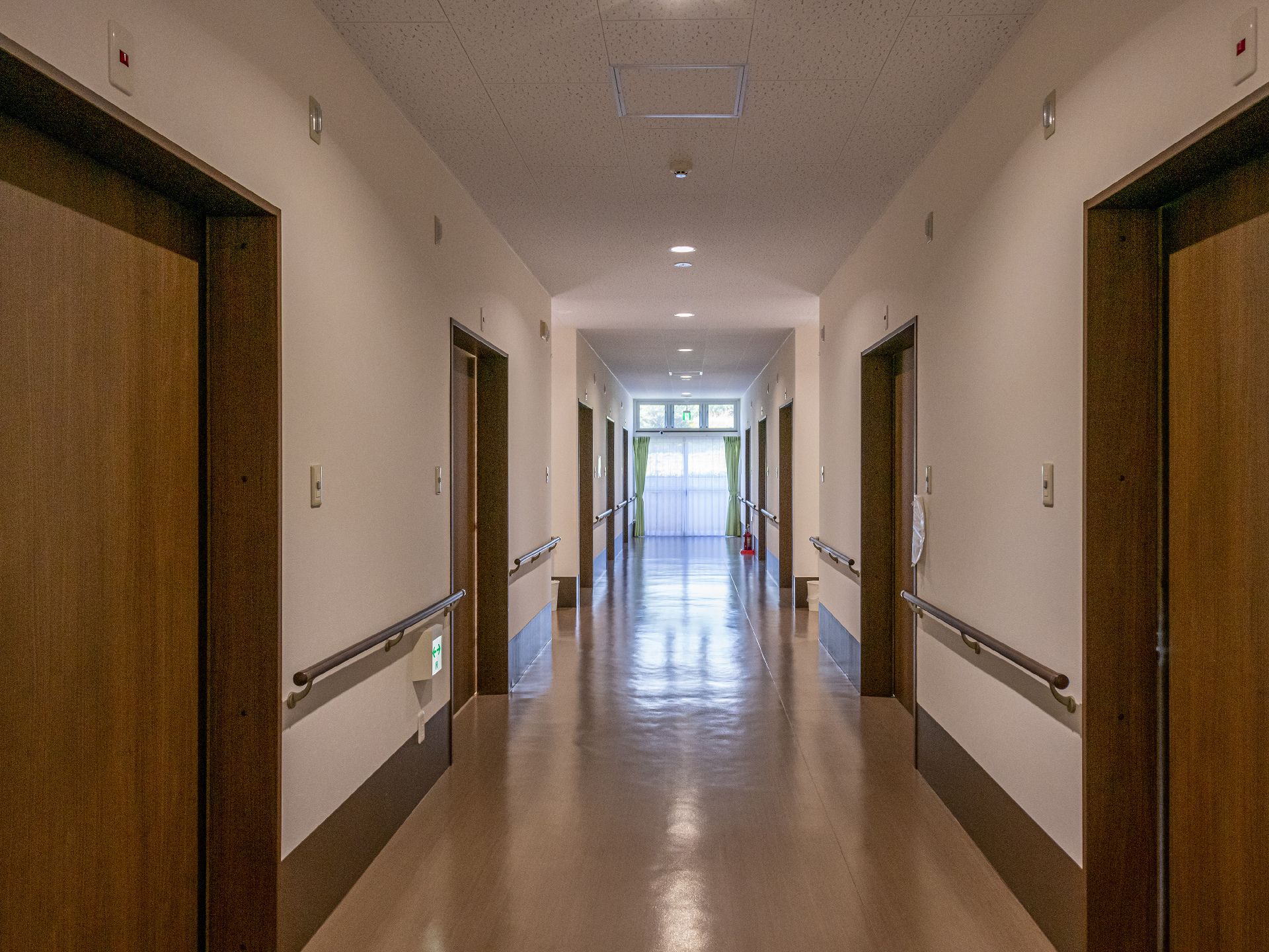 壁に手すりが設置され、床の段差ができる限り解消されている廊下