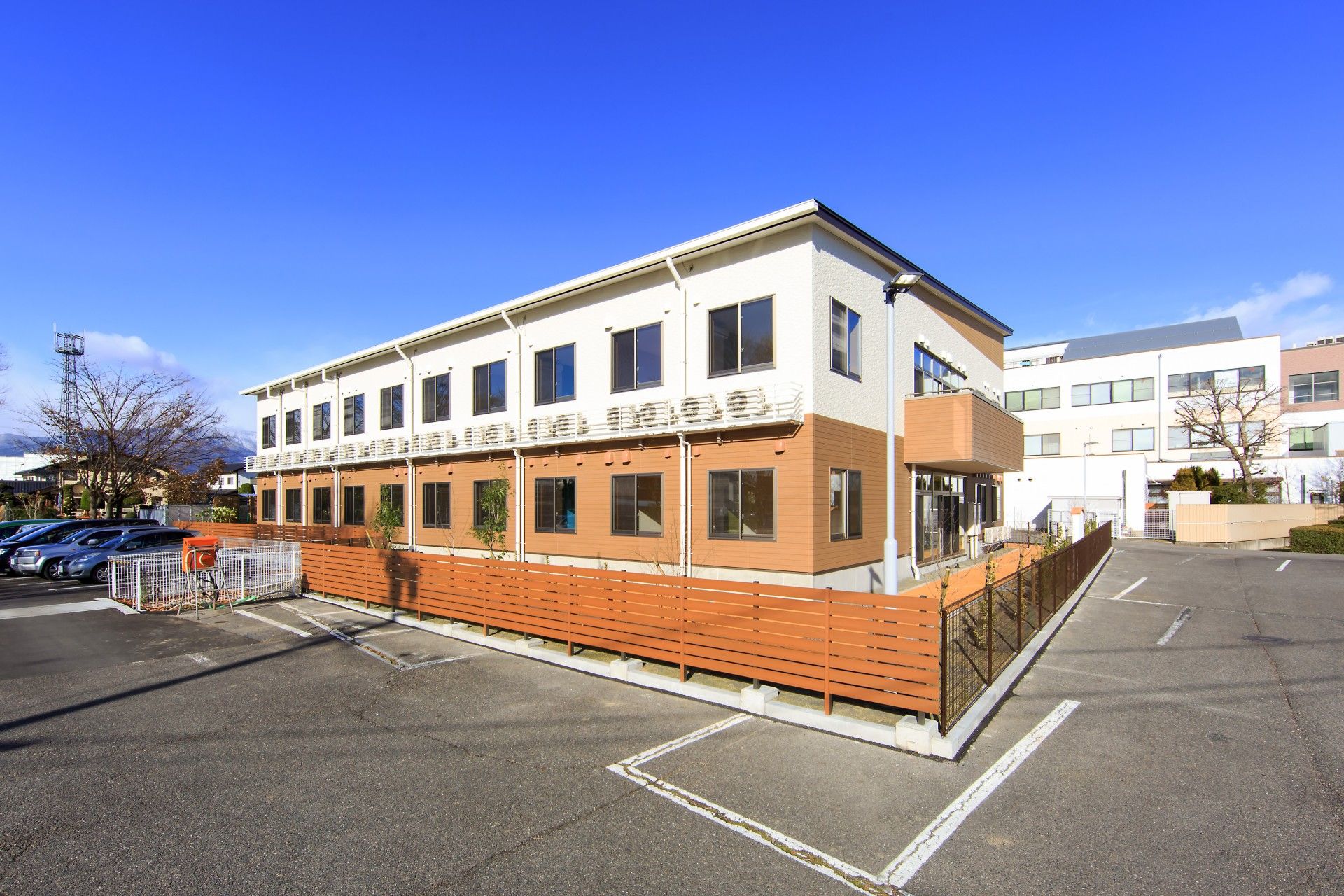 日差しが差し込む建物外観