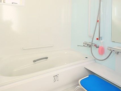 浴室にはシャワーチェア、手すりなどが付き、安全に入浴できるようになっている。