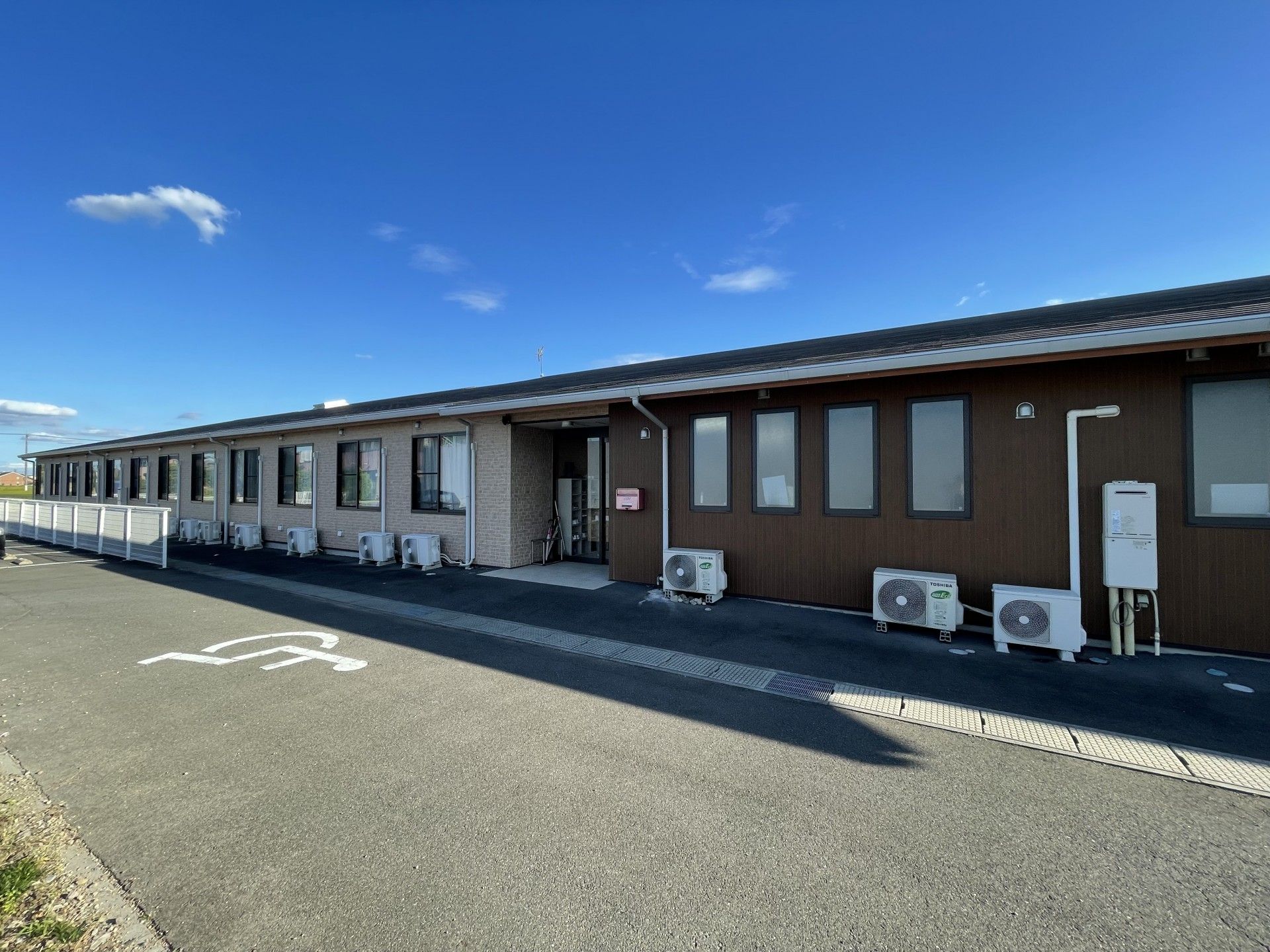 バリアフリー設計の建物外観
