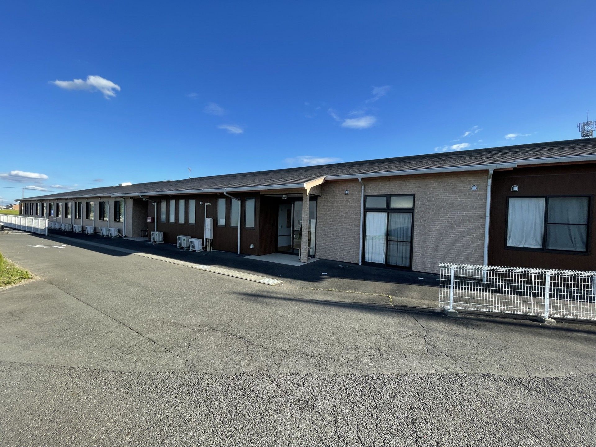 一階建ての居室連なる施設