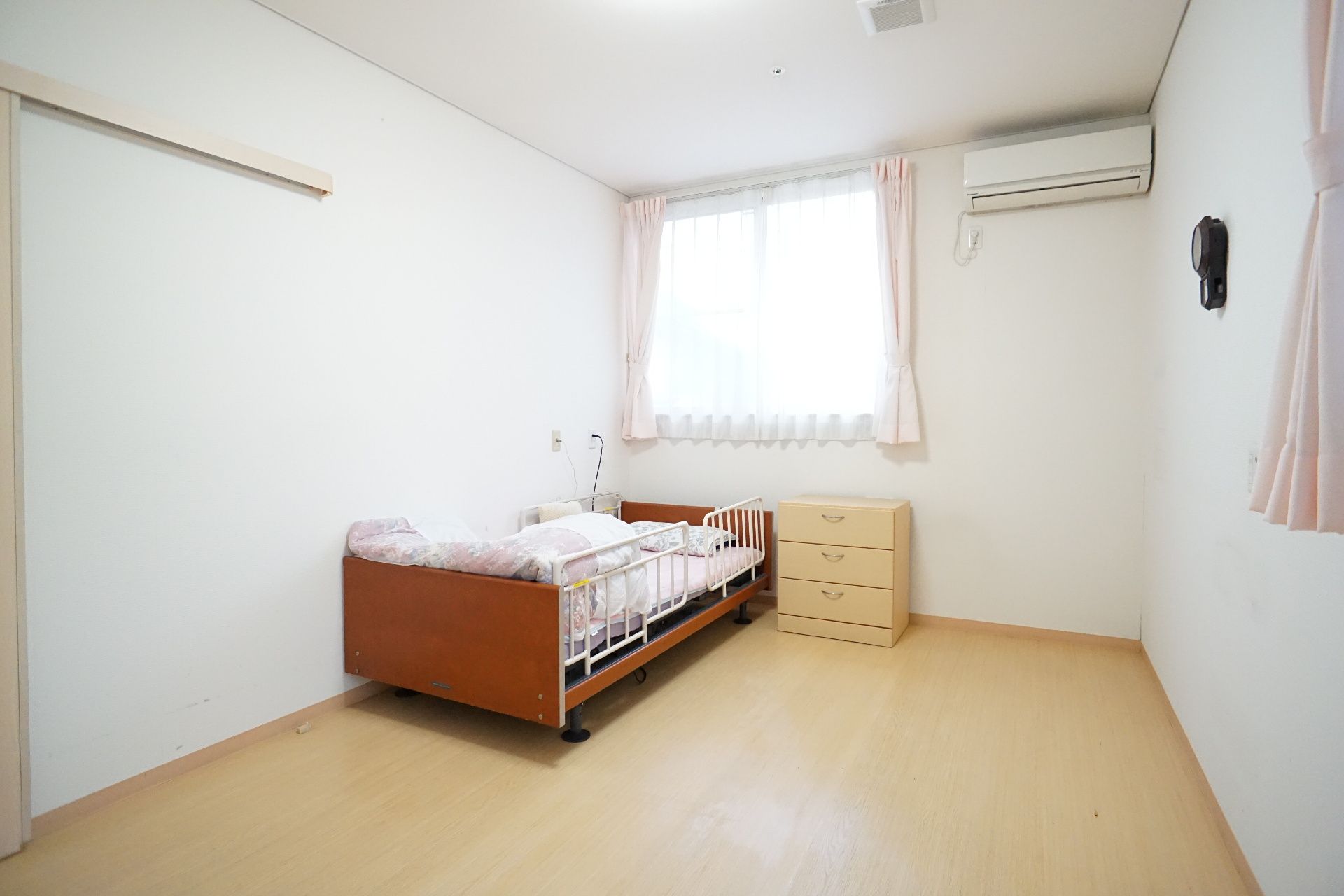 窓があるので日差しが差し込む広々とした居室
