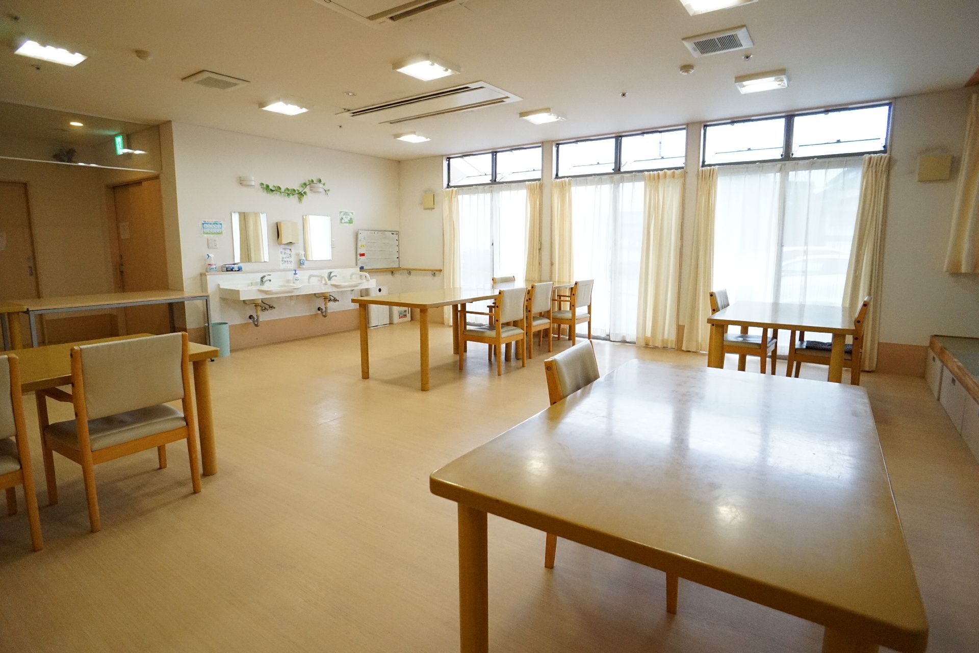 テーブルを挟んで椅子が設置されている共有スペース
