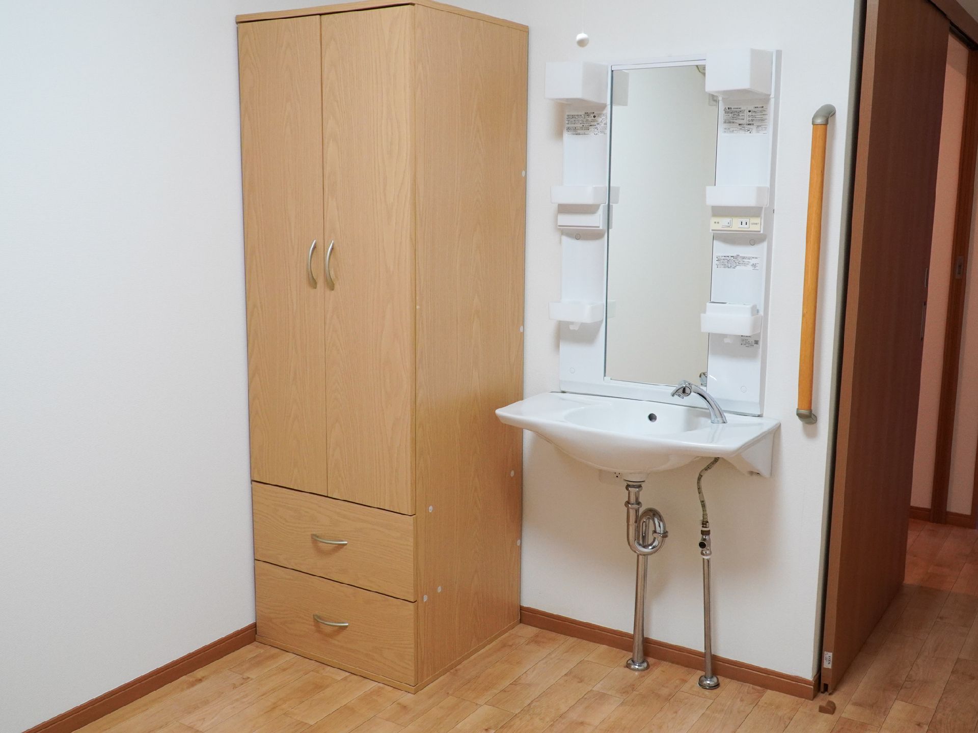 自宅から持ってきた洋服を掛けることができる居室のクローゼット