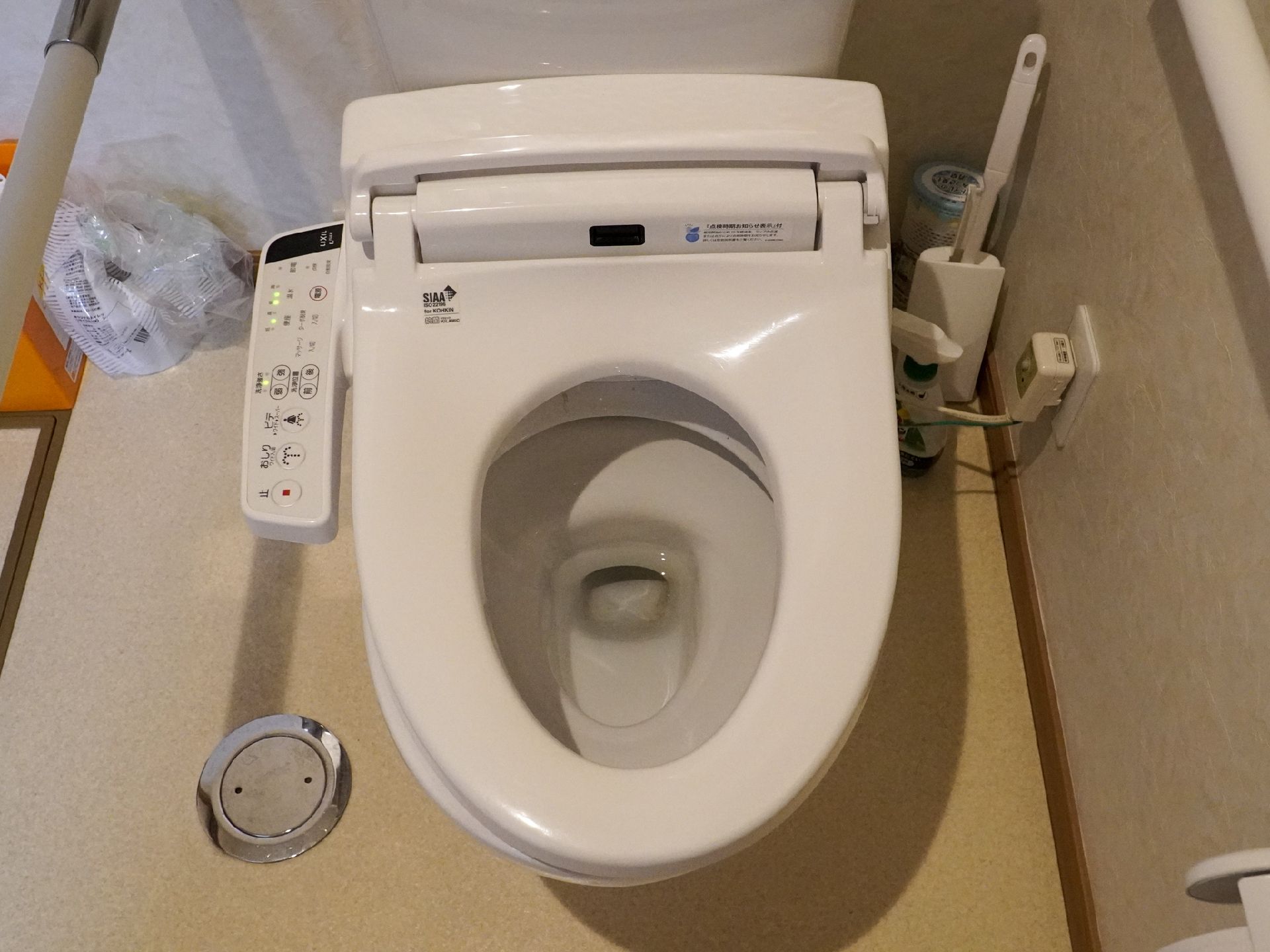 手すりのあるバリアフリー完備の入居者向けの洋式トイレ