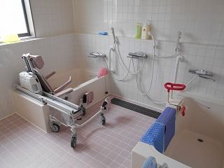 一人用の浴槽が左右に一つずつ設置され、左側にはリフト付きの浴槽が設置され、右側には可動式の手すりが付いている。