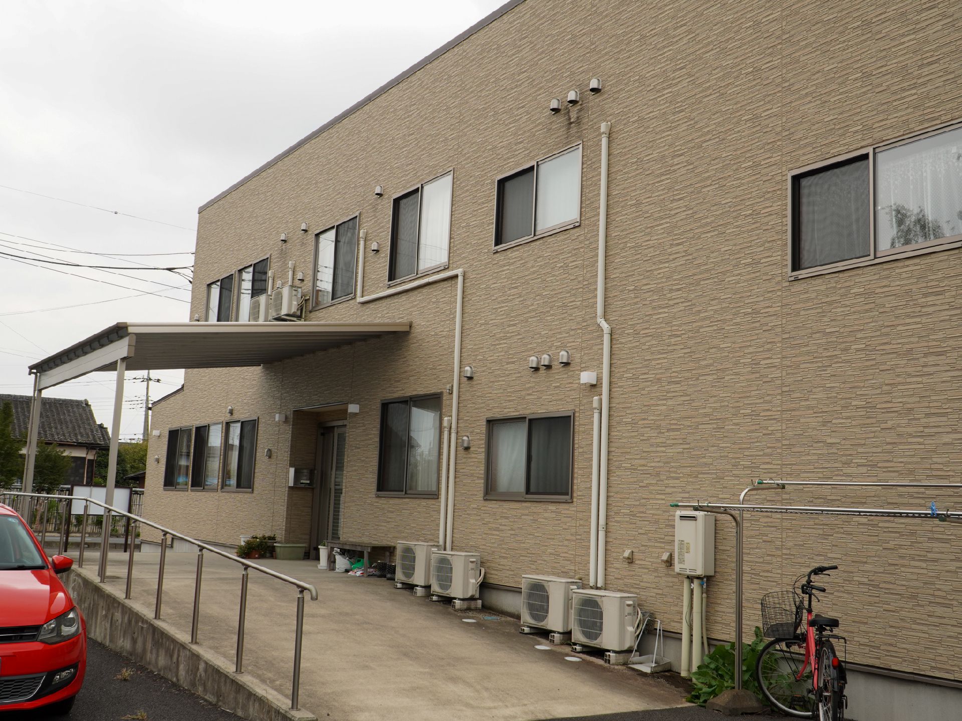 スロープを設置した施設入り口