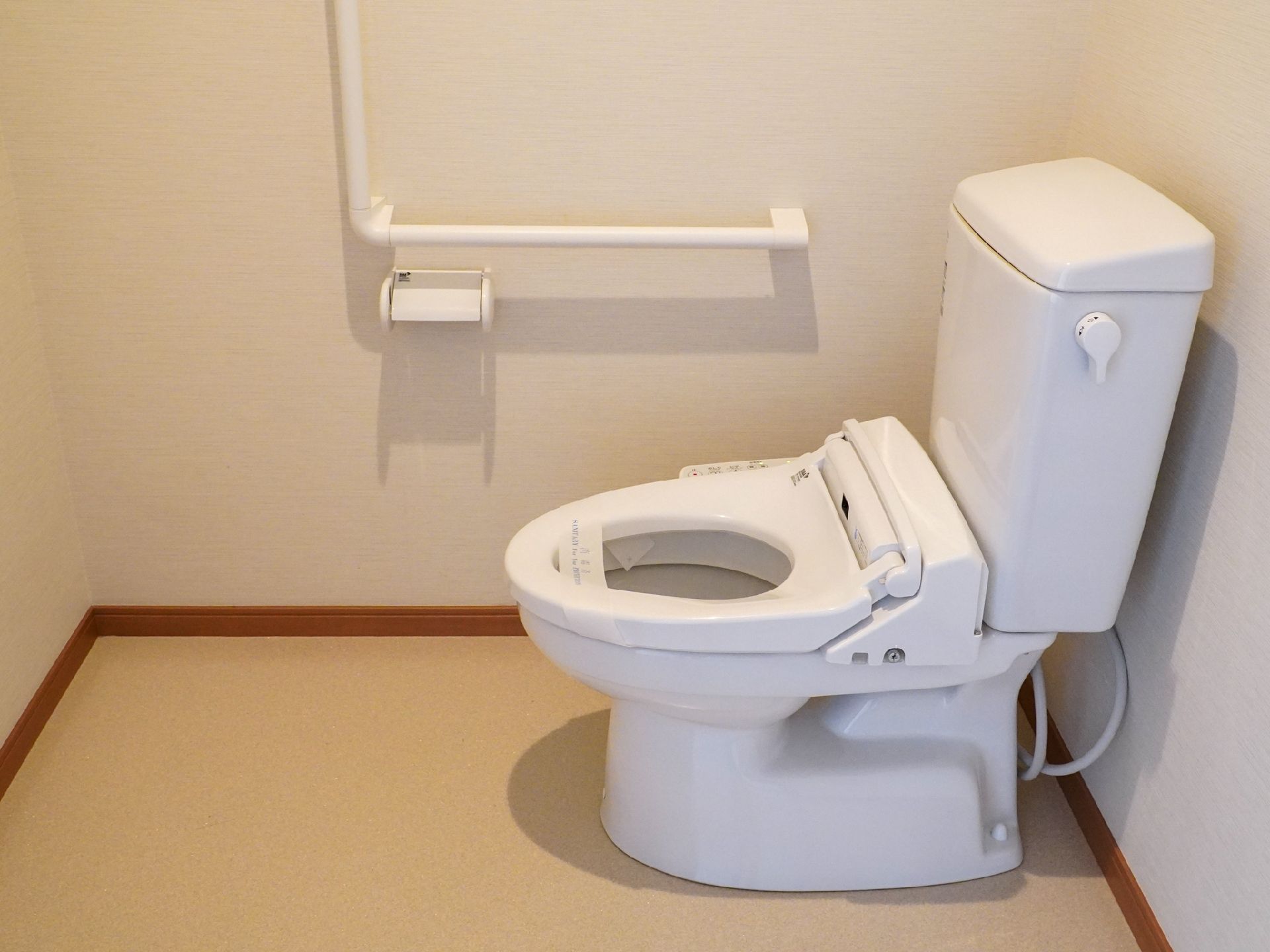 手すりを備えたトイレ