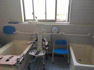 一人用の浴槽がふたつ設置され、右には３方向から介助が可能な浴槽が、左側にはリフト付きの浴槽が設置されている。