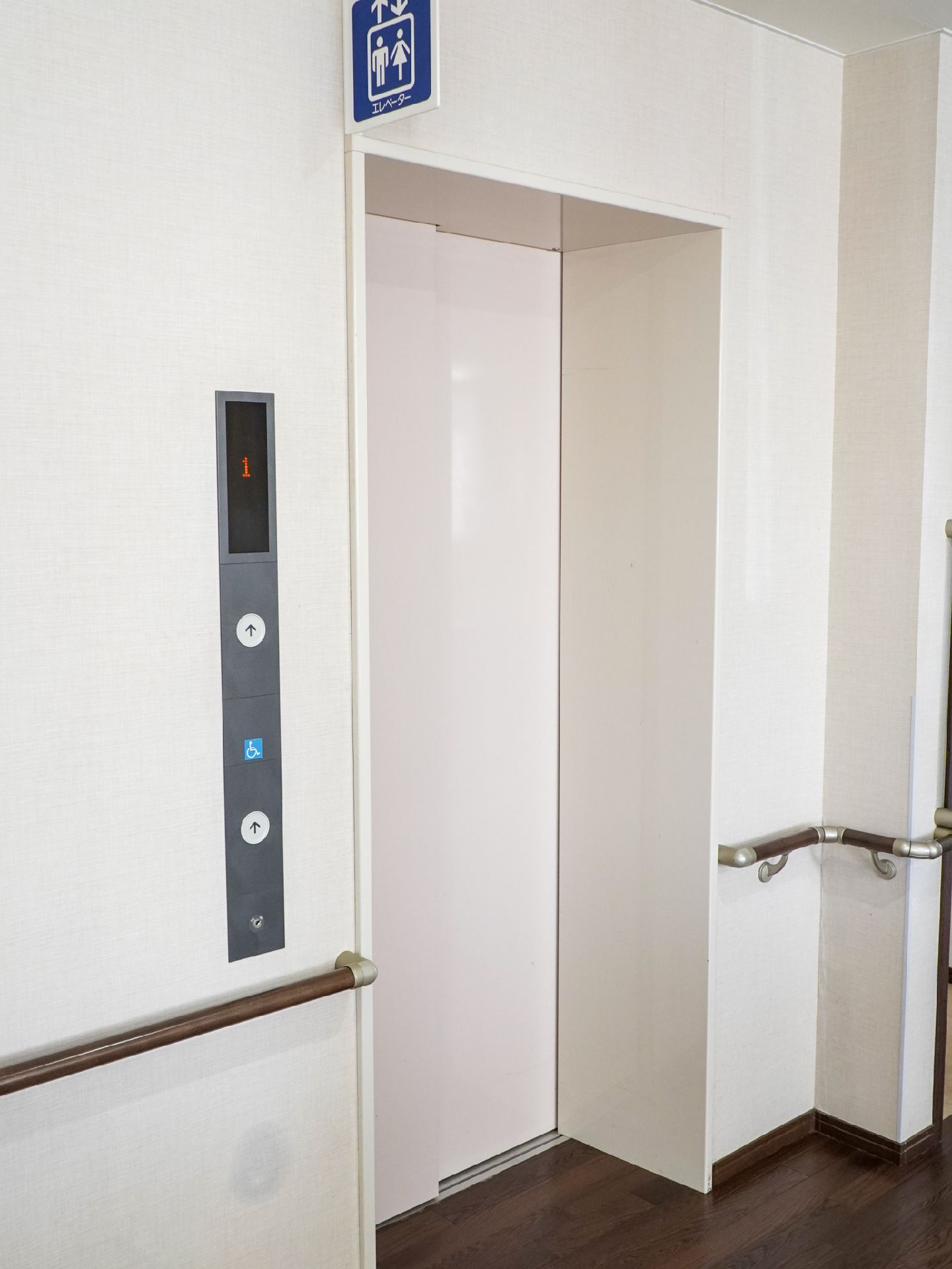 乗り場前に手すりを備えたエレベーター