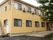 黄色を基調とした住宅街に馴染む外観の老人ホーム