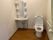 広いトイレには棚や鏡が付いた車いす対応の洗面所もあり、トイレのそばの壁には手すりが付いている。