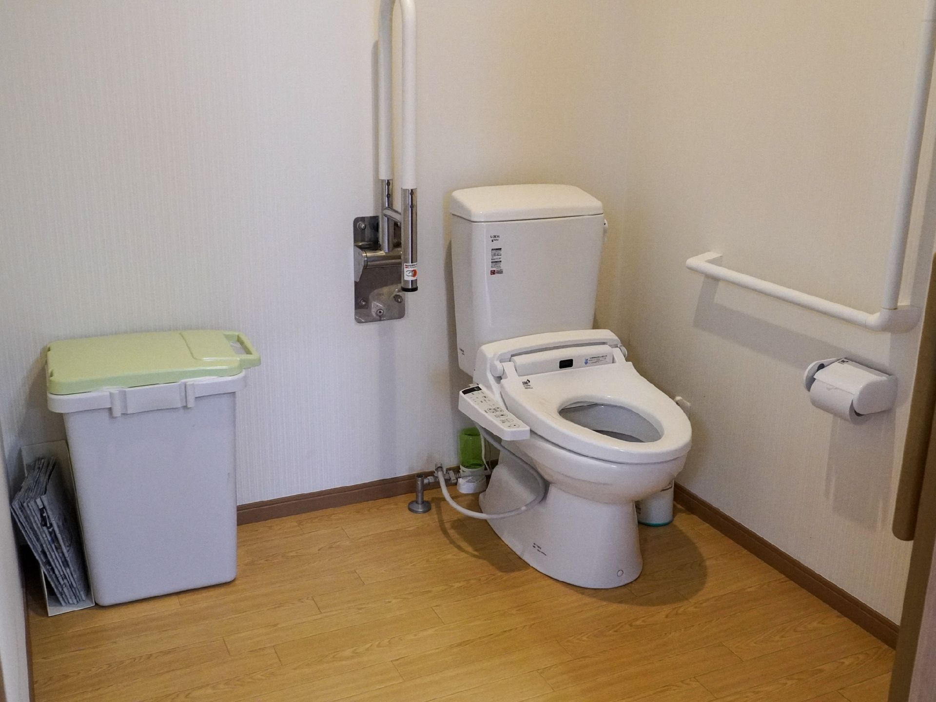 手すりを備えたトイレ